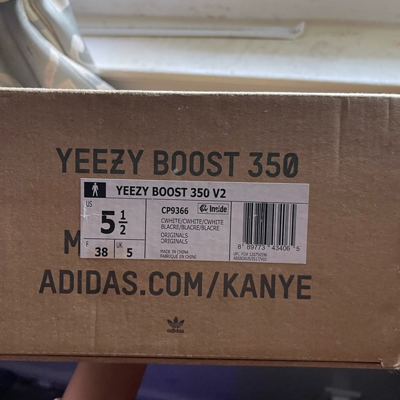 Yeezy Boost 350 v2. size 5.5 but could fit a 6! Worn more than a couple of times - Picture 3 of 5